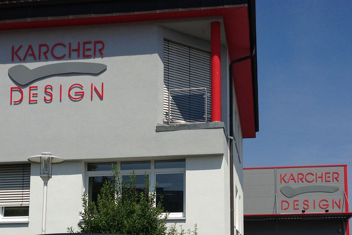 Fräsbuchstaben Aluverbund lackiert, mit Distanzbolzen montiert