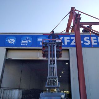 Montage Werbebande an Hallenfront