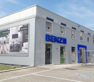 Aussenwerbung Benz Baustoffe Bensheim - Lichtwerbung - Bannerrahmen - Lichtportal